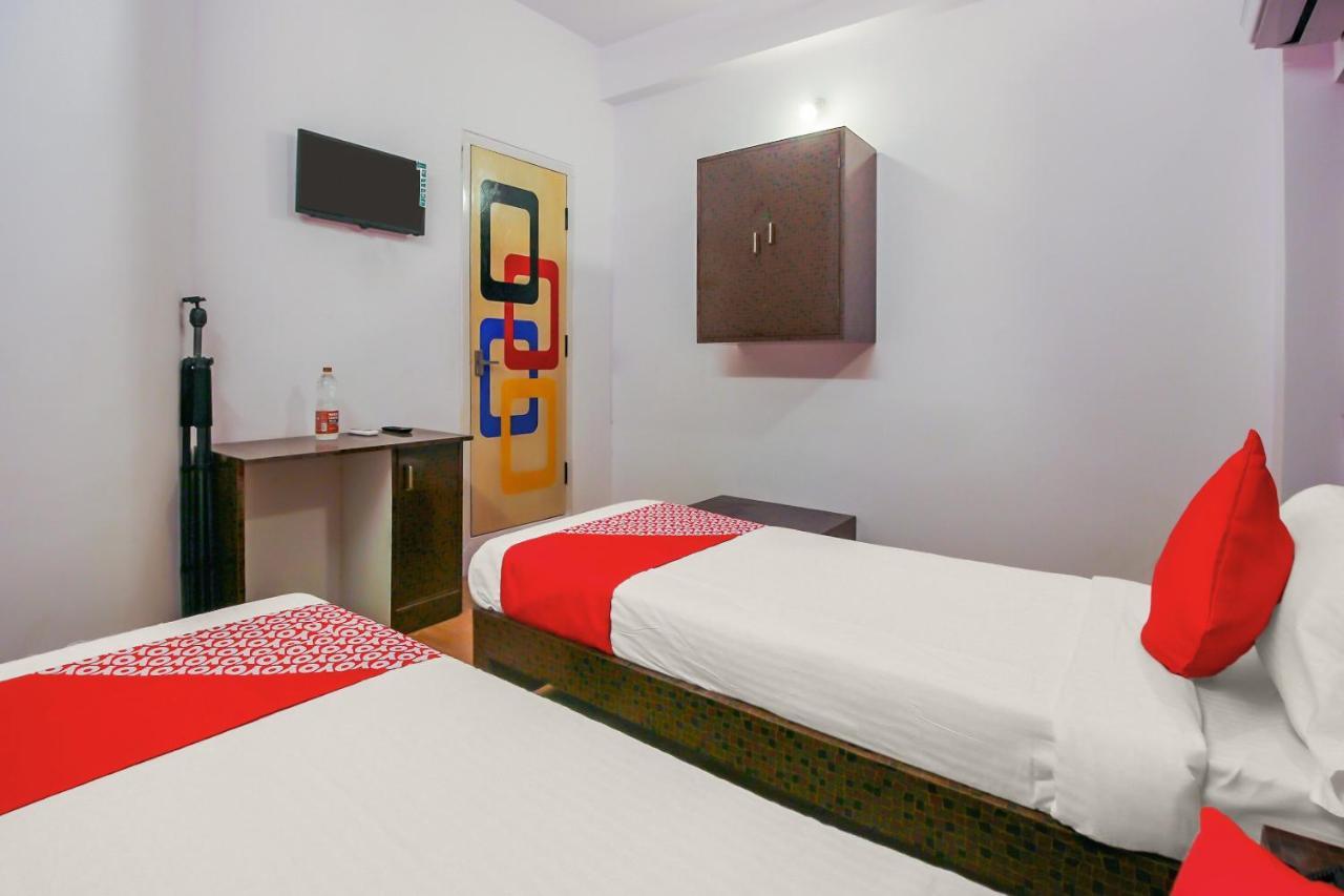 Oyo 17168 Hz Lodge Hyderabad Exterior photo