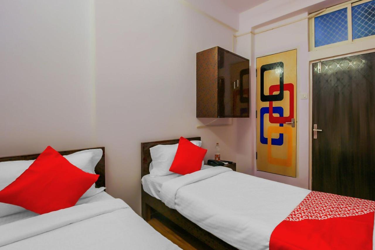 Oyo 17168 Hz Lodge Hyderabad Exterior photo