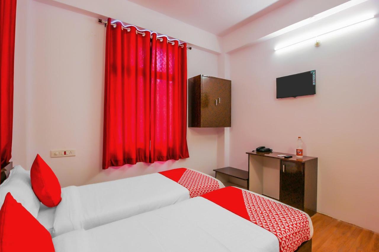 Oyo 17168 Hz Lodge Hyderabad Exterior photo