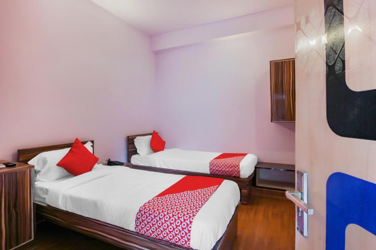Oyo 17168 Hz Lodge Hyderabad Exterior photo